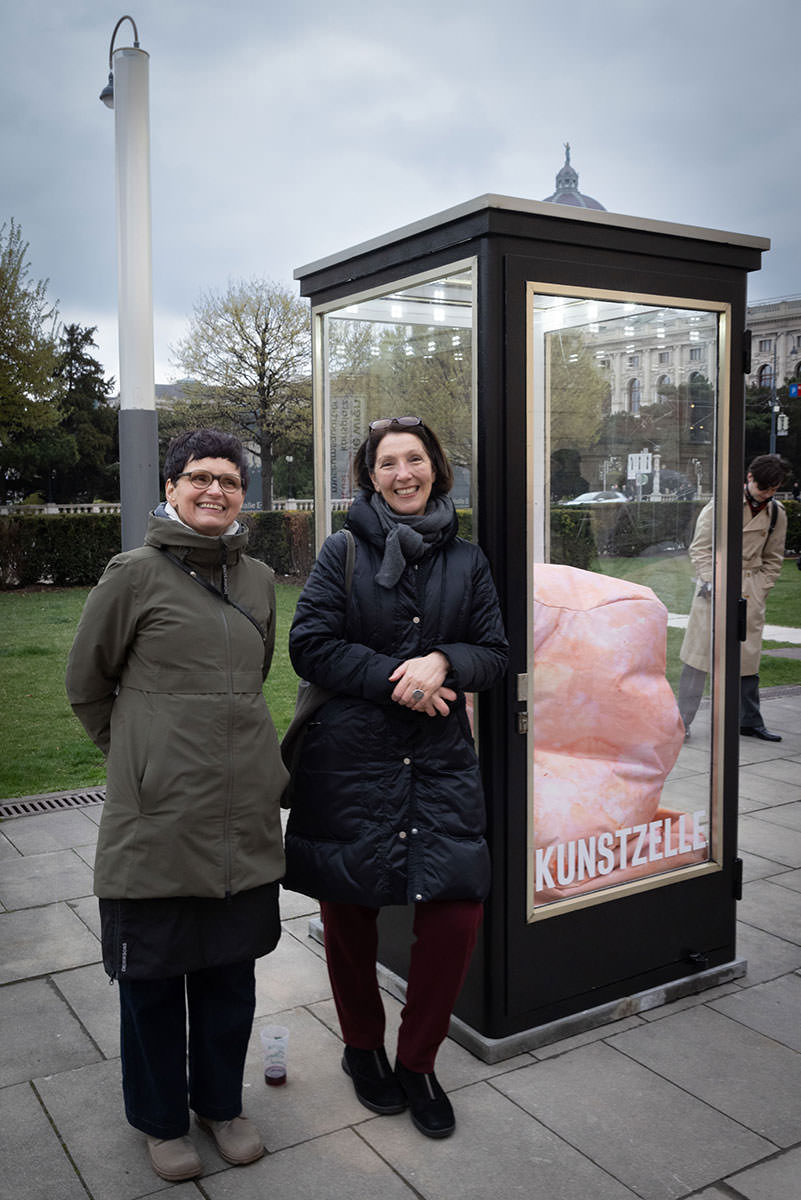 Beate Schachinger, Maria C. Holter am MQ Vorplatz Foto: eSeL.at - Lorenz Seidler